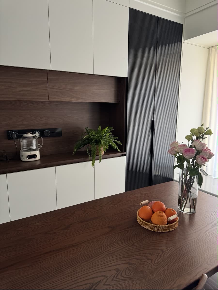Cabinet doors and countertop in the installed kitchen